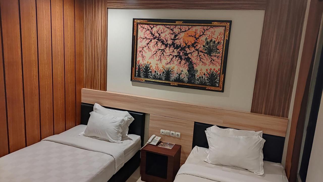 Mirabell Hotel&Convention Hall Malang Esterno foto